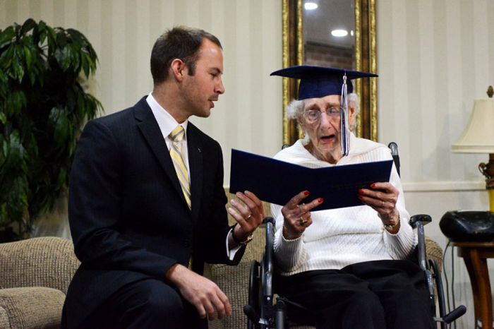 Woman Cries Tears Of Joy After Getting Her High School Diploma At 97 Years Old (6 pics)
