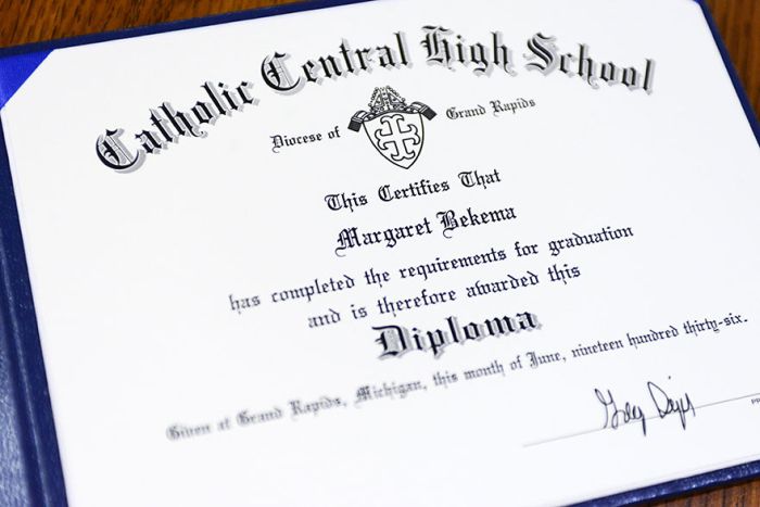 Woman Cries Tears Of Joy After Getting Her High School Diploma At 97 Years Old (6 pics)