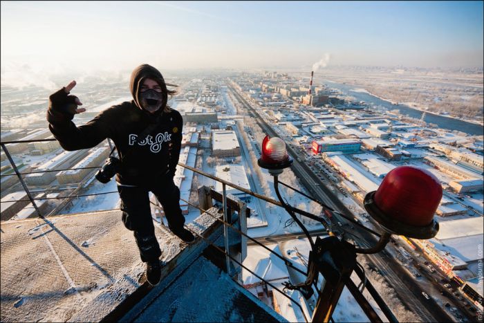 Seriously Insane Selfies From The World's Tallest Buildings (19 pics)