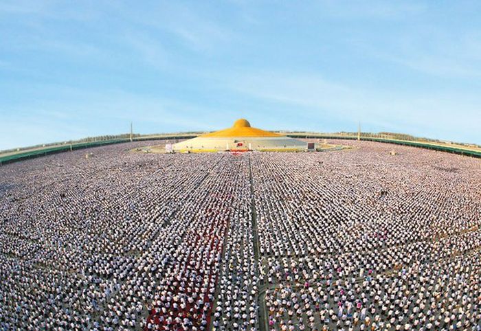 One Million People Gather For Prayer In Thailand (4 pics)