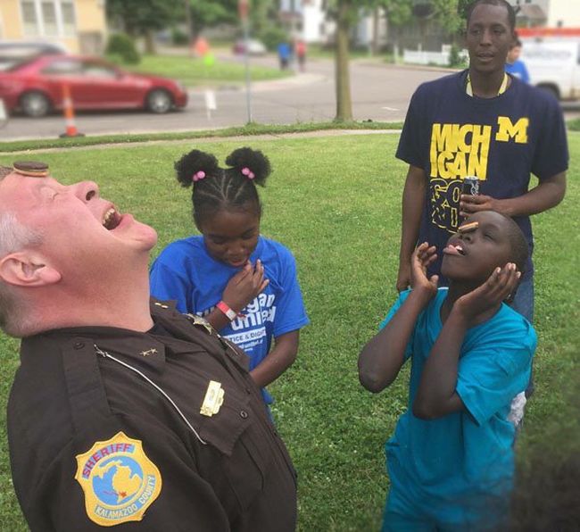 Proof That Police Officers Can Be Awesome Human Beings (24 pics)
