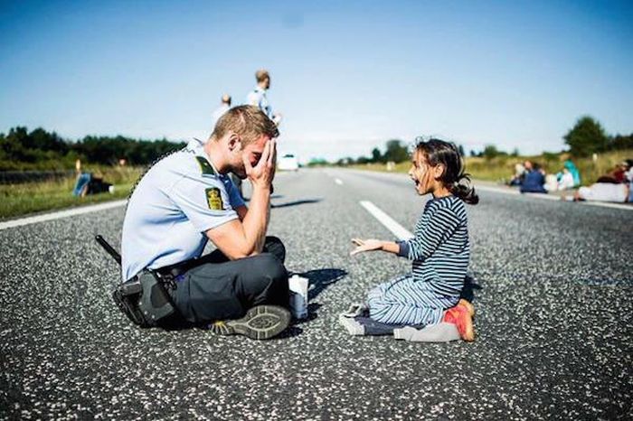 Proof That Police Officers Can Be Awesome Human Beings (24 pics)