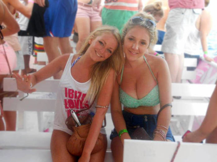 Girls Always Get Jealous Of Their Big Breasted Friends (42 pics)