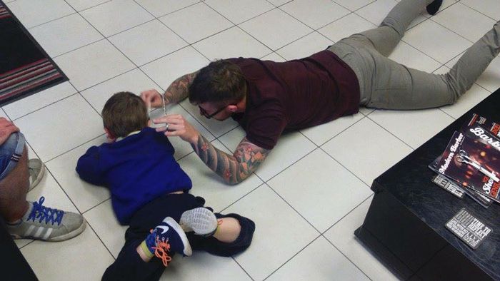 Barber Makes Autistic Boy Feel Right At Home While Getting His First Haircut (4 pics)