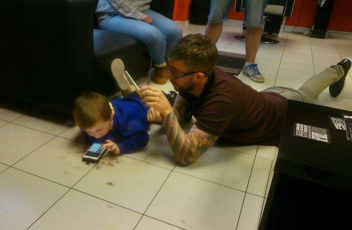 Barber Makes Autistic Boy Feel Right At Home While Getting His First Haircut (4 pics)