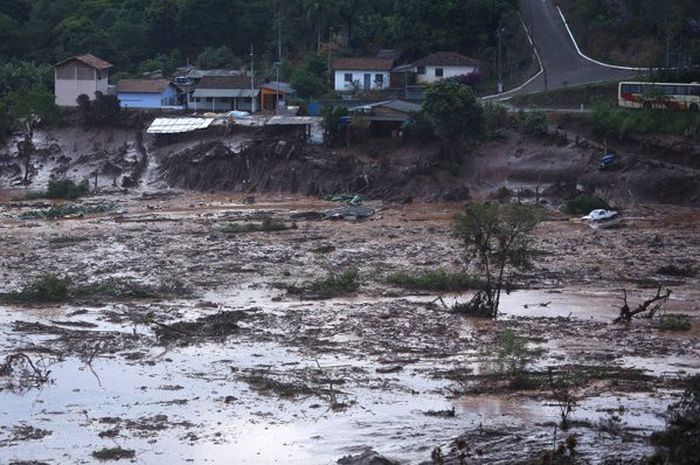 Homes Are Trashed After A Massive Flood Strikes Southern Brazil (6 pics + video)
