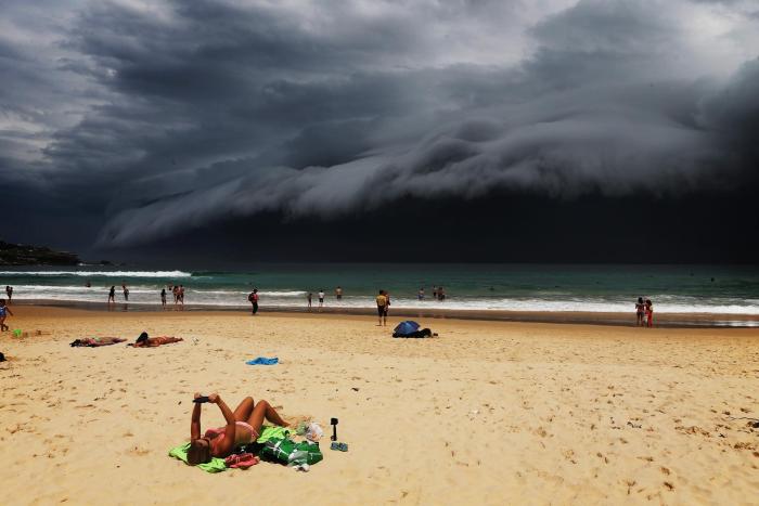 Giant Black Clouds Bring A Thunderstorm To Sydney (9 pics)