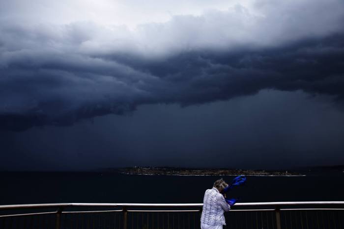 Giant Black Clouds Bring A Thunderstorm To Sydney (9 pics)