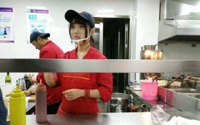 The Men At Yangzhou University Are Lining Up For This 'Cafeteria Goddess' (4 pics)