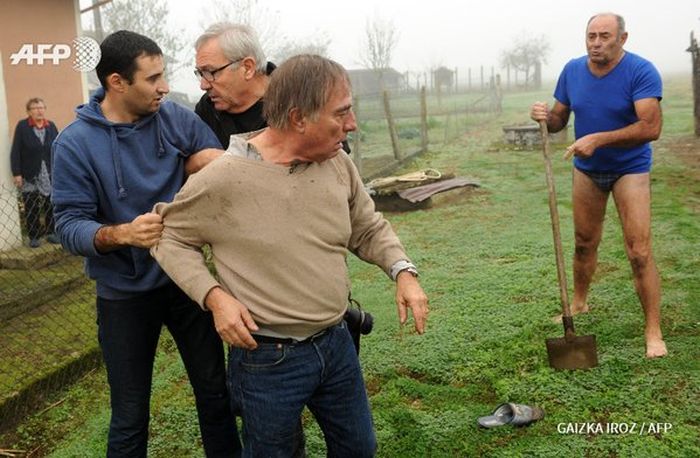 French Shovel Guy Is Now The Internet's Most Awesome Meme (25 pics)