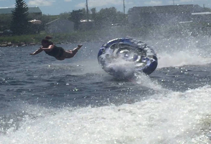These Brave Water Tubers Got Caught Up In Wild Wipeouts (21 pics)