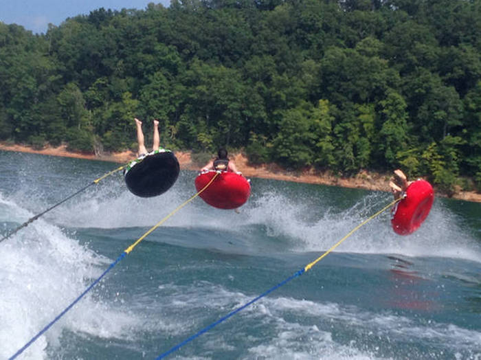 These Brave Water Tubers Got Caught Up In Wild Wipeouts (21 pics)