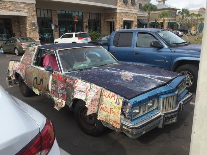 This Car Is Propaganda On Wheels (5 pics)