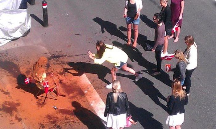 It's A Tradition In Denmark For 25 Year Olds To Get Covered In Cinnamon (6 pics)