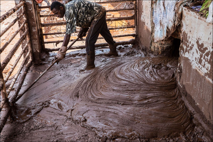 Red Mud Flows Through The Streets Of Brazil (22 pics)