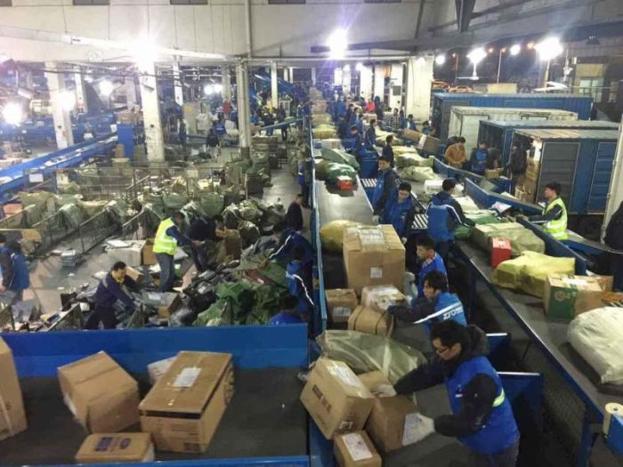 Chinese Mail Workers Get Swamped On This Day Of The Year (11 pics)