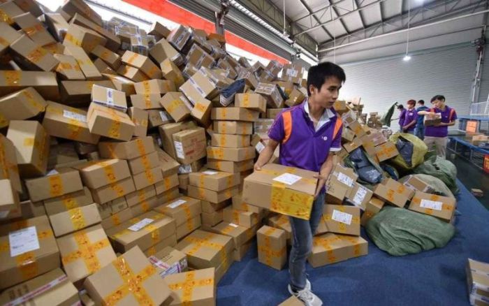 Chinese Mail Workers Get Swamped On This Day Of The Year (11 pics)