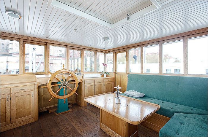 Old Barge Gets Transformed Into A Luxurious House (17 pics)
