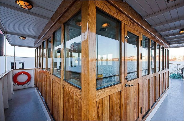 Old Barge Gets Transformed Into A Luxurious House (17 pics)