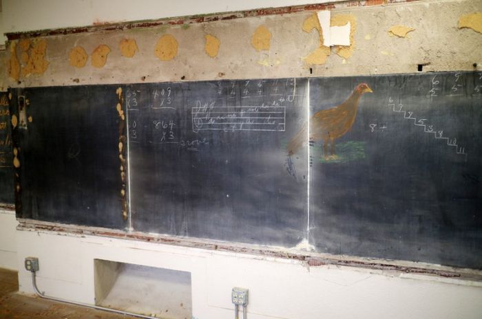 Teachers Find 100 Year Old Writing On An Oklahoma City Blackboard (10 pics)