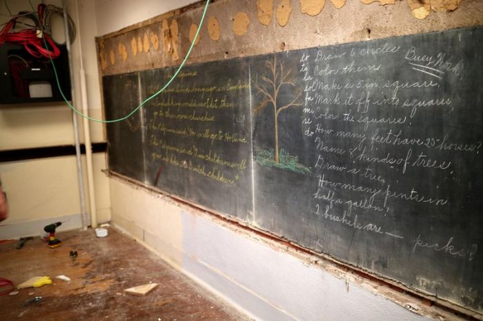 Teachers Find 100 Year Old Writing On An Oklahoma City Blackboard (10 pics)