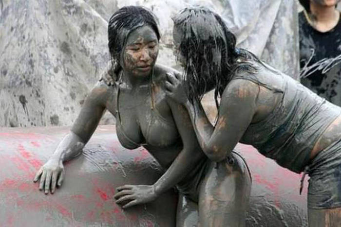 It's Never A Bad Thing When Gorgeous Girls Get Dirty (52 pics)