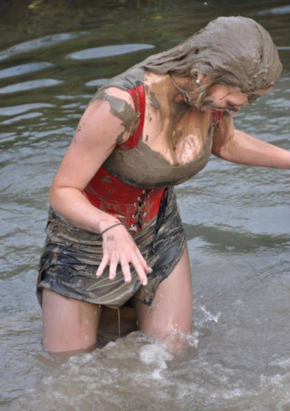It's Never A Bad Thing When Gorgeous Girls Get Dirty (52 pics)