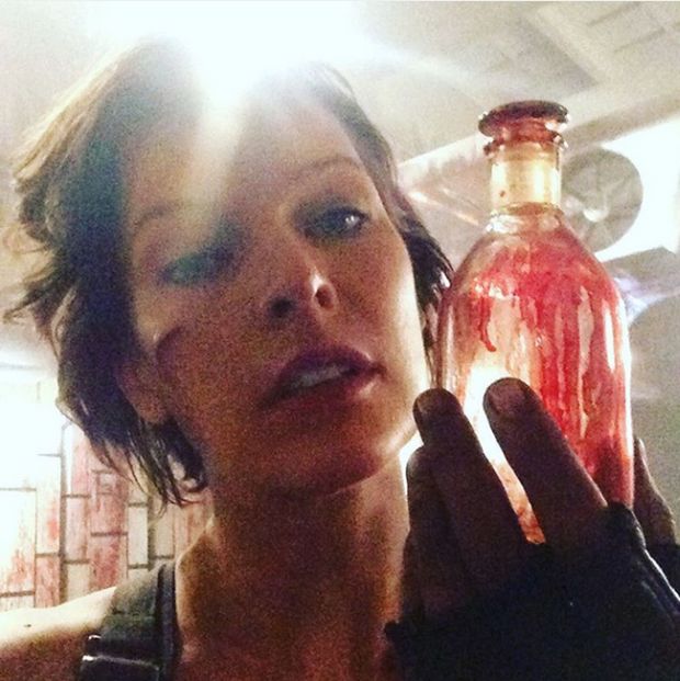 Milla Jovovich Shows Off Her Old Alice Look From The Resident Evil Set (3 pics)