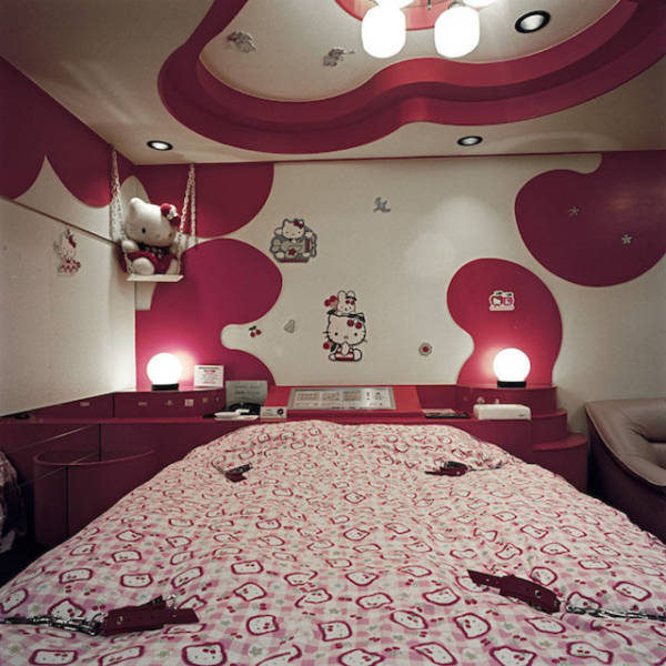  Japanese Fetish Rooms That You Can Rent By The Hour (29 pics)