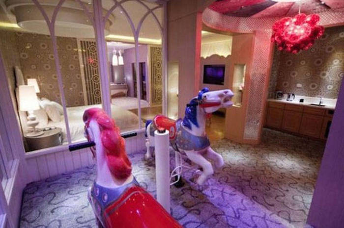  Japanese Fetish Rooms That You Can Rent By The Hour (29 pics)