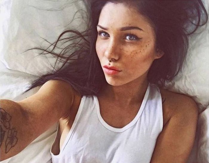 This Girl Has Made It Her Mission To Turn Freckles Into A Fashion Trend (15 pics)