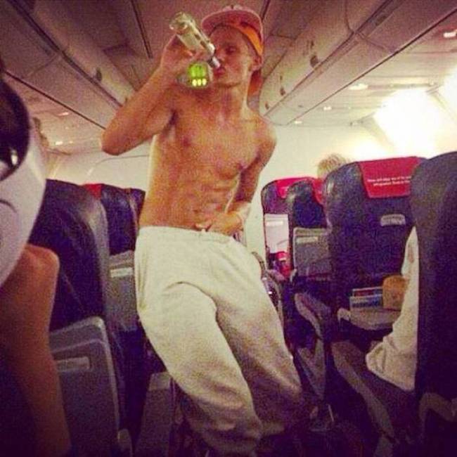 People Like This Take the Fun out of Travelling (30 pics)