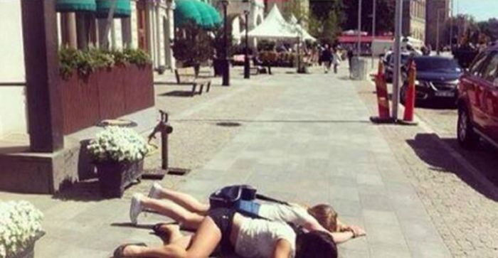 Justin Bieber Fans Literally Kiss The Ground He Walks On (3 pics)