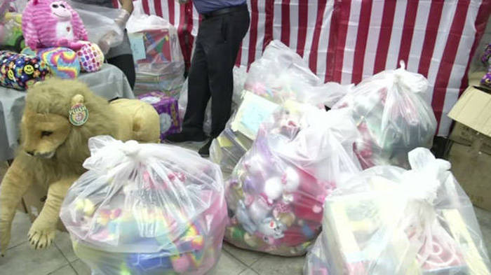 This Woman Bought A Toy Store So She Could Give All The Toys Away (5 pics)