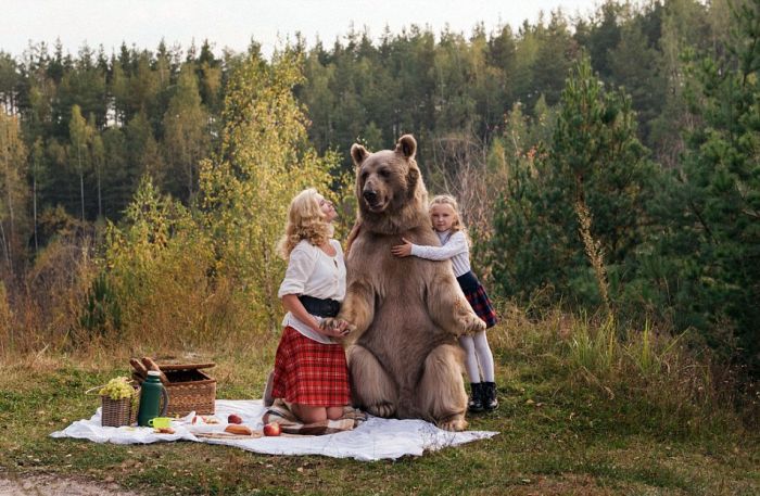 Mother And Daughter Enjoy An Outdoor Picnic With A Giant Bear (16 pics)