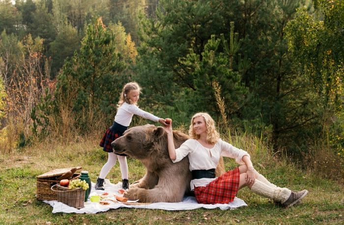 Mother And Daughter Enjoy An Outdoor Picnic With A Giant Bear (16 pics)