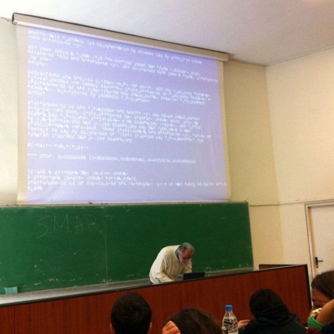 Those Awkward Moments When You Encounter The Blue Screen Of Death (22 pics)