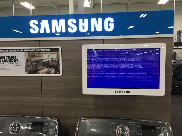 Those Awkward Moments When You Encounter The Blue Screen Of Death (22 pics)
