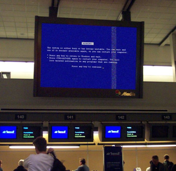 Those Awkward Moments When You Encounter The Blue Screen Of Death (22 pics)