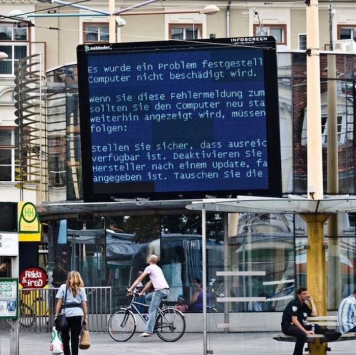 Those Awkward Moments When You Encounter The Blue Screen Of Death (22 pics)