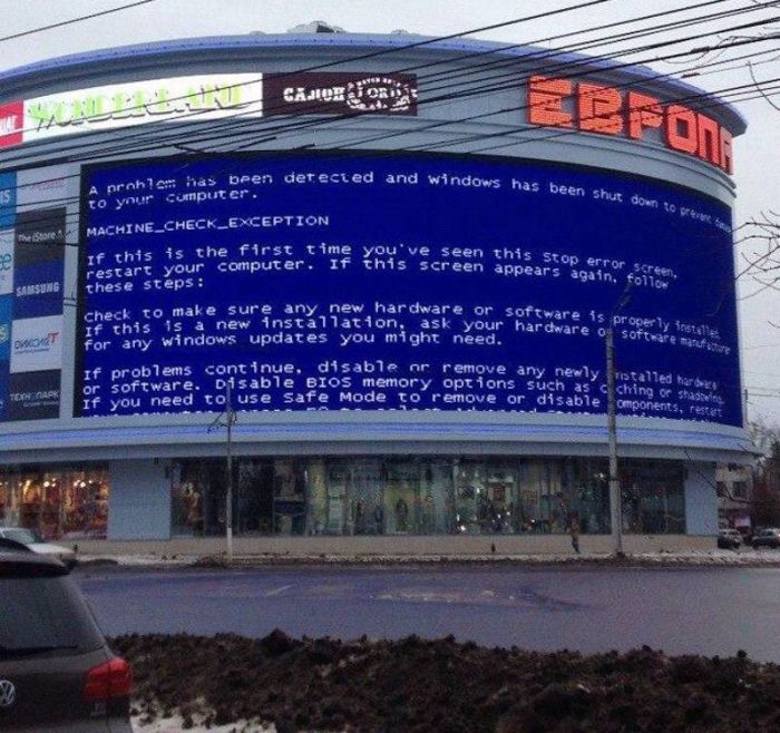 Those Awkward Moments When You Encounter The Blue Screen Of Death (22 pics)