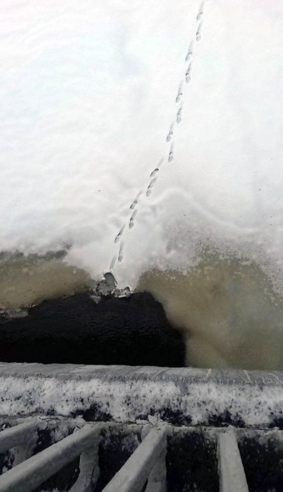 Footprints That End In An Awkward Spot (3 pics)