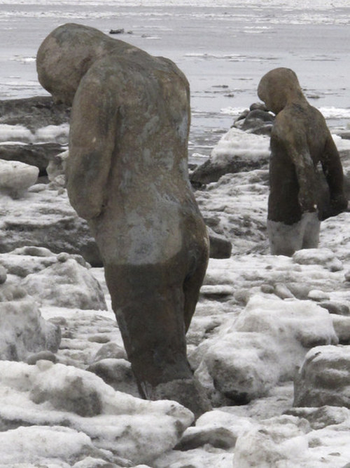 Find Out Why These Creepy Sculptures Have Appeared On A Beach In Alaska (4 pics)
