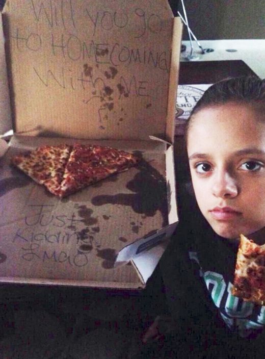 Prankster Uses Pizza To Troll An Innocent Girl (3 pics)