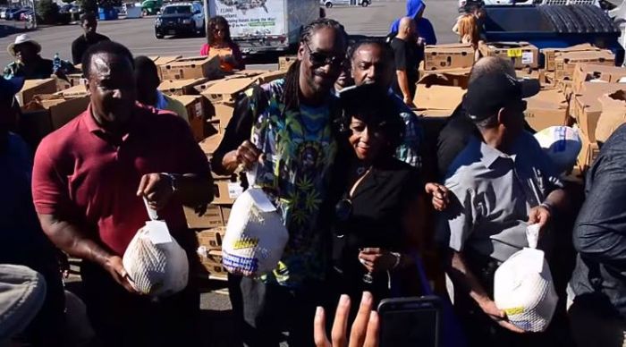 Snoop Dogg Gets Into The Holiday Spirit By Giving Out Turkeys  (2 pics + video)