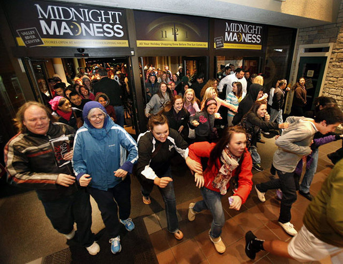 Beware Of The Zombies On Black Friday (18 pics)