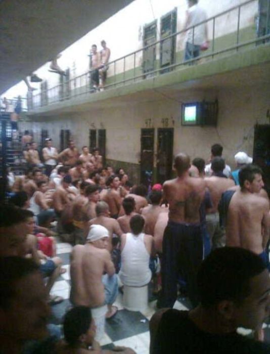 What Daily Life Is Like Inside Latin America's Toughest Prison (17 pics)