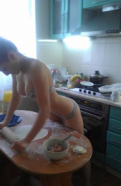 These Gorgeous Girls Definitely Know Their Way Around The Kitchen (53 pics)