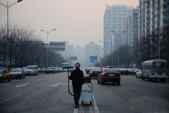 Meet The Man That Spent 100 Days Collecting Smog (4 pics)
