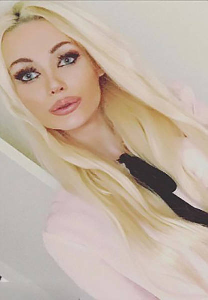 She Might Look Like Just Another Blonde Barbie But This Girl Has Brains Too (15 pics)